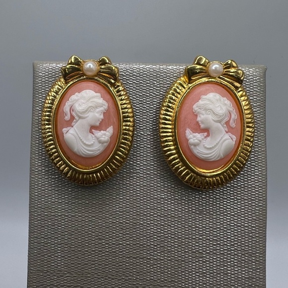 Vintage Avon Pastel Pink Cameo Silhouette Gold Tone Stud Earrings - Picture 3 of 5
